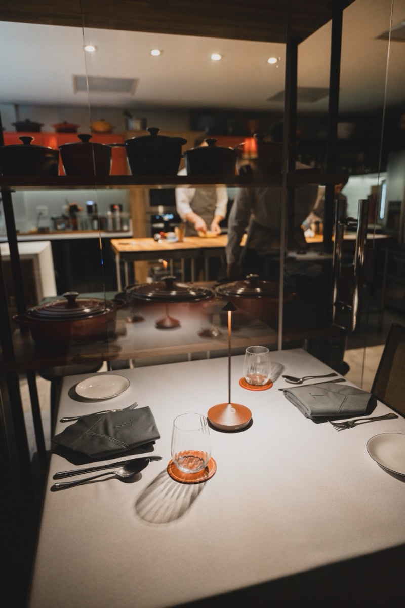 A cozinha do Tarso em serviço, vista da mesa
