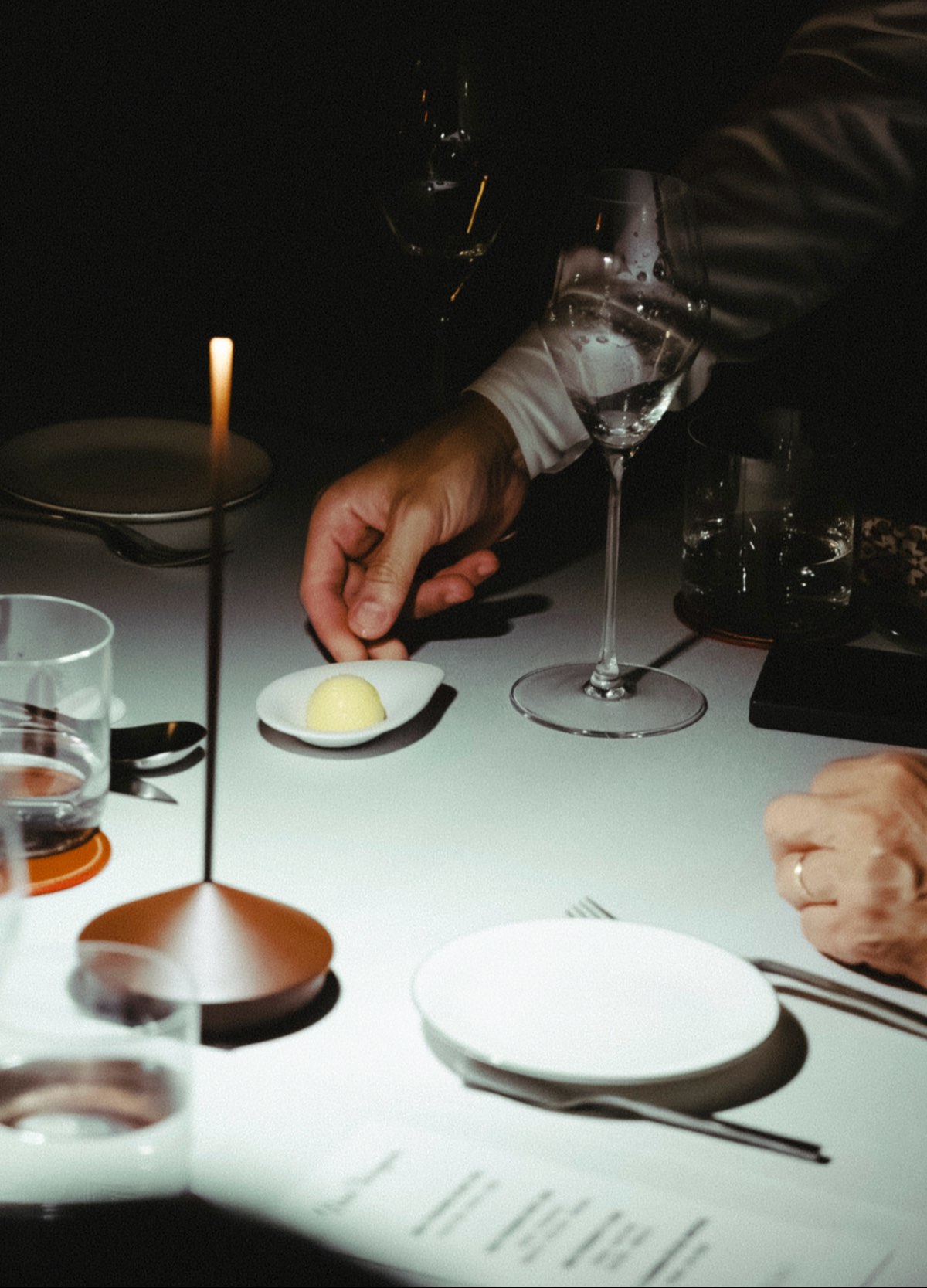 Mesa de duas pessoas servida no salão do Tarso